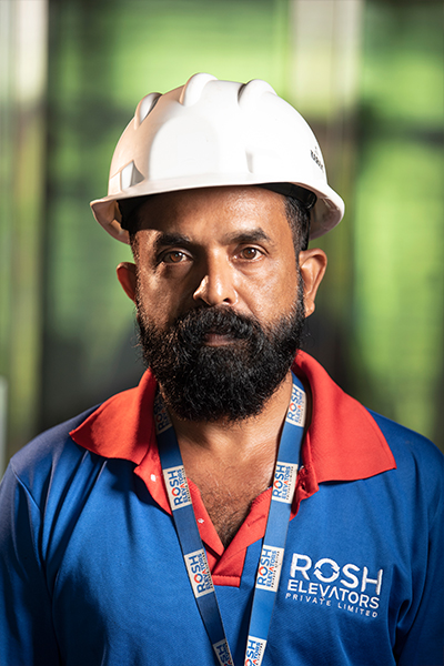 Rosh elevators Man in a t-shirt and a helmet.