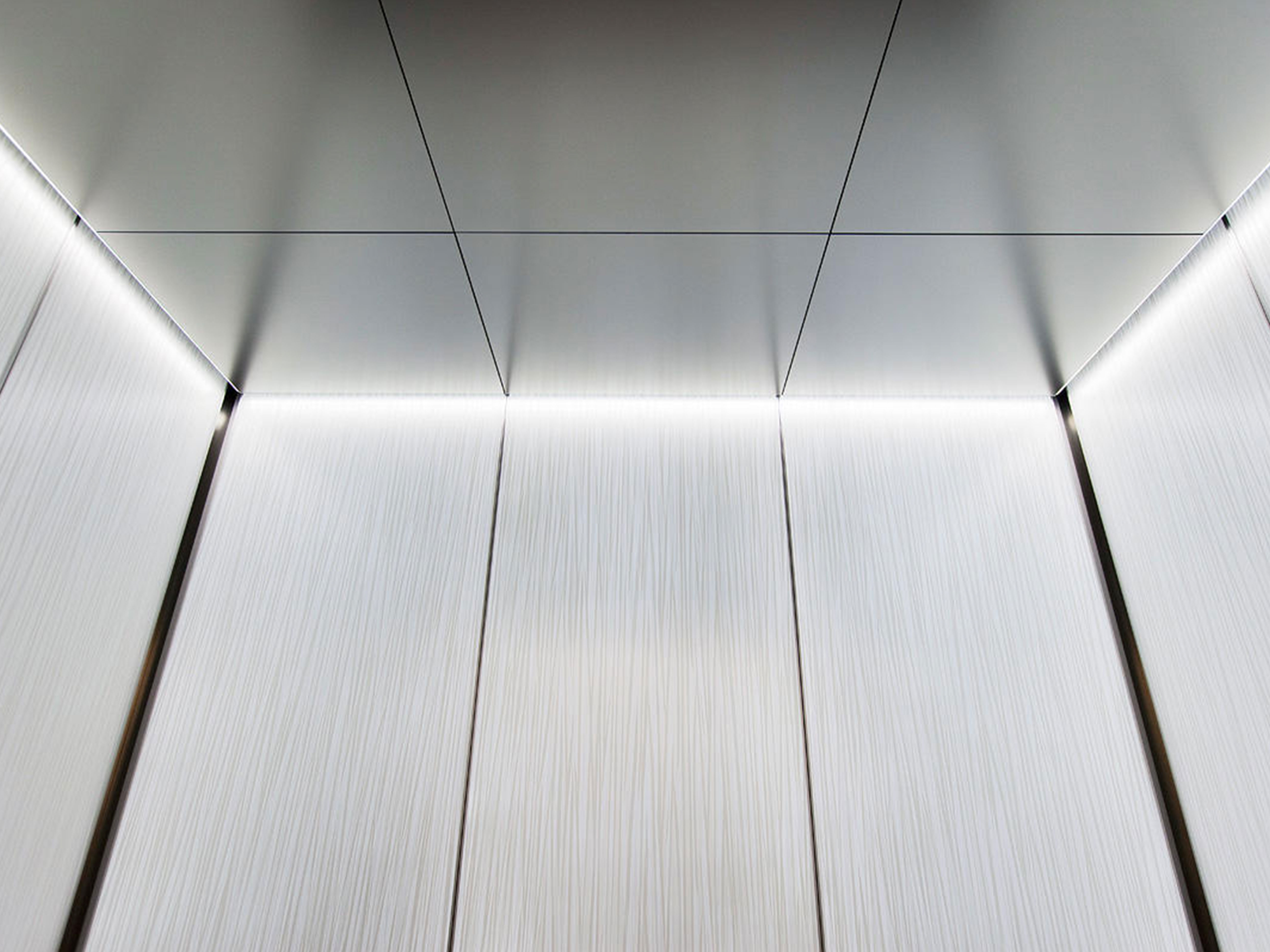 Roof of the Elevator have lights attached on the corners and boxes lines are drawn on the walls.